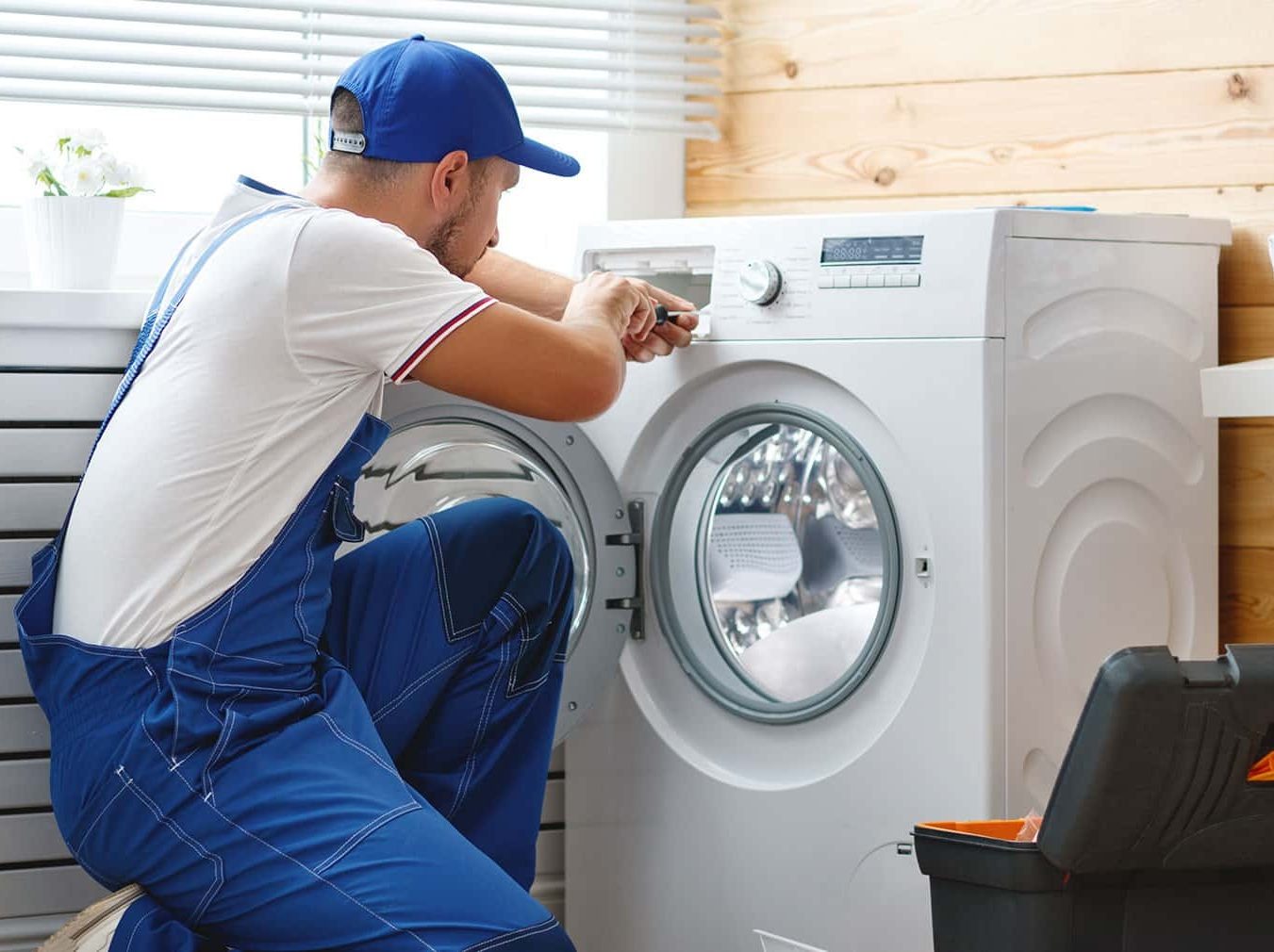 Técnico del servicio técnico Siemens reparando electrodoméstico en Huelva